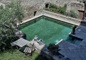 Piscine-carree-avec-terrasse-carrelee