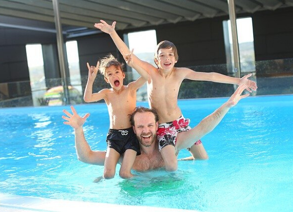 Piscine : idées de jeux pour les enfants