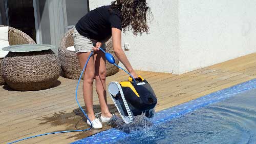 Les accessoires essentiels pour l'entretien de votre piscine - Le Parisien