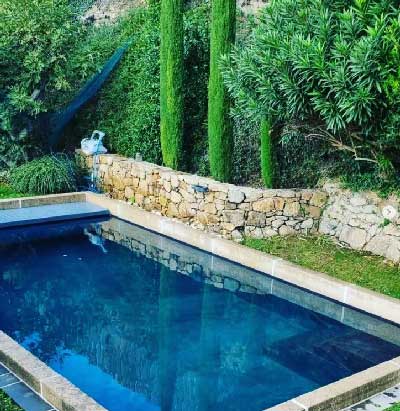 Ardoise pour piscine, autour et dans le bassin, en massif ou en feuilles de  pierre.