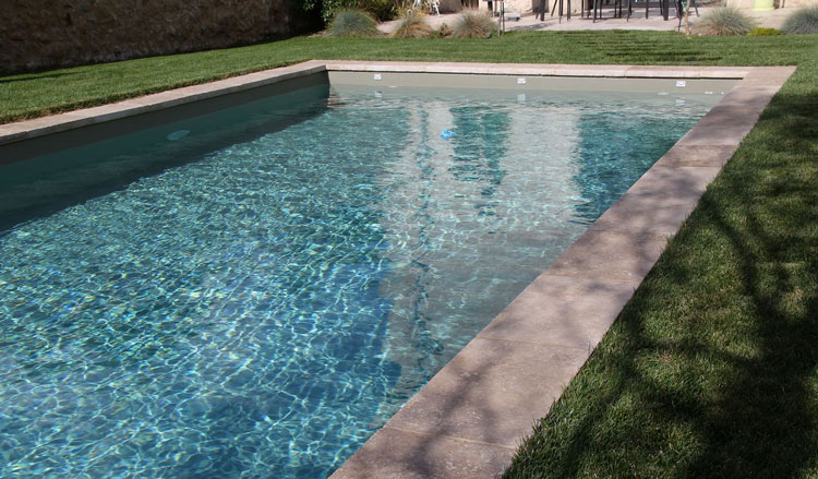 Osez le liner noir ou gris pour une eau de piscine sombre ! - BTV Piscine